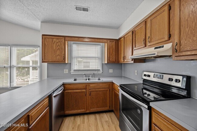 Building Photo - 123 W Victoria Ct