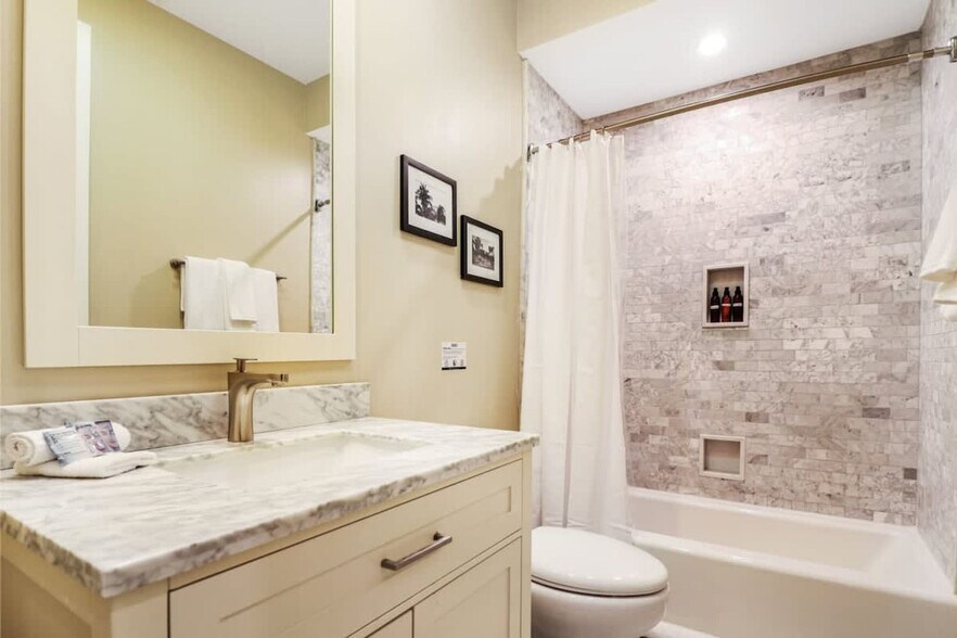 Building Photo - 822 Perdido St