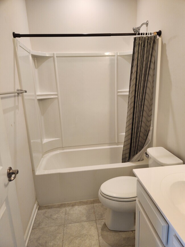 Secondary bathroom - 2588 Grantham Place Dr