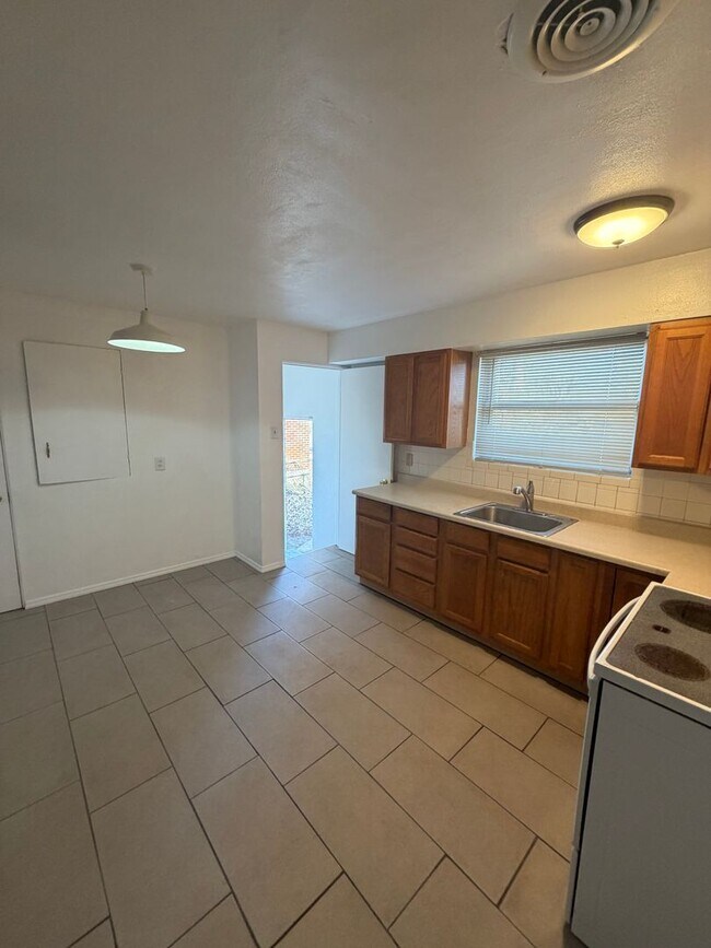 Building Photo - 9065 Bobb Ave