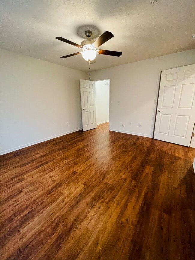 Building Photo - One Bedroom Garden Apartment