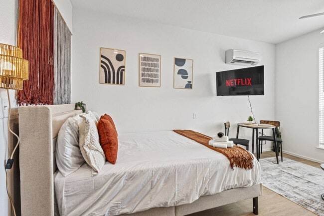 Building Photo - 601 W 9th St