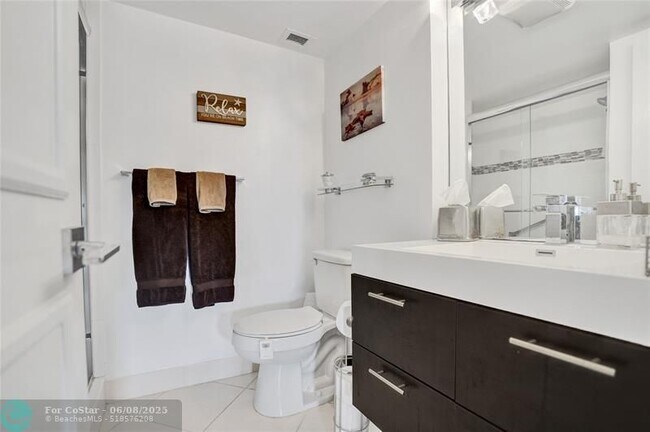 Building Photo - 1150 Hillsboro Mile