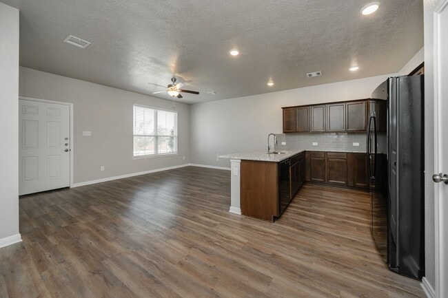 Building Photo - Bright & Cozy Townhome