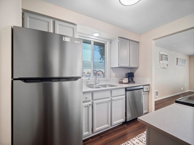 Building Photo - Clean and Cozy 2 bedroom condo with private parking