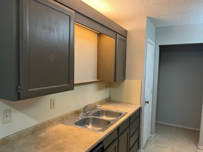 Building Photo - 1712 San Rafael St