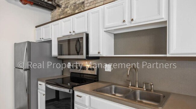 Building Photo - 940 Monroe Ave NW