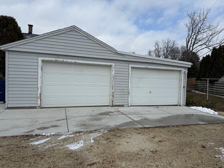 Building Photo - 966 N Green Bay Rd