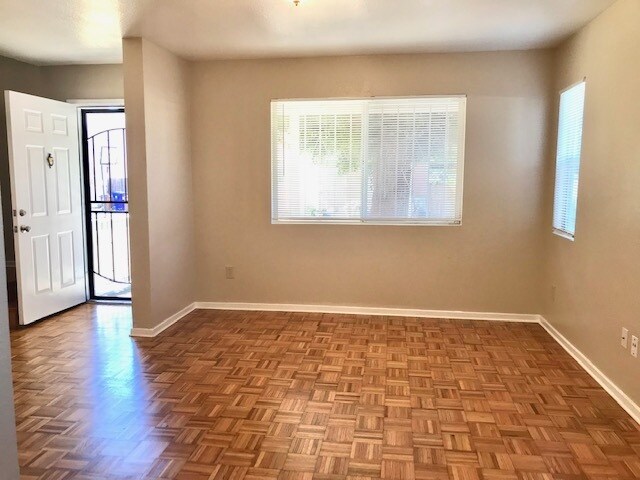 Building Photo - 3 bed 1.5 bath Townhouse in Richmond - AVA...