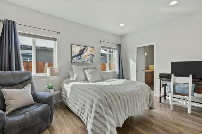 Building Photo - Charming 3-Bedroom, 2-Bathroom Home in Hun...