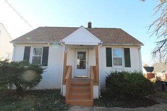 Building Photo - Two bed one bath. Big backyard. Street and all street parking.