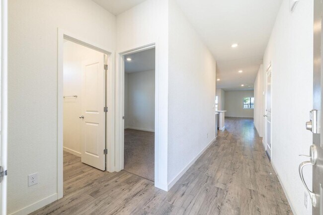 Building Photo - 4 bedroom 2 bath