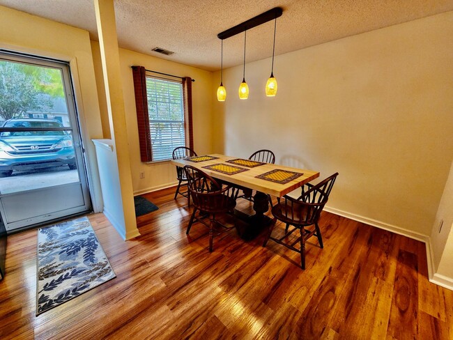 Building Photo - Adorable two bedroom in Meridian Place wit...