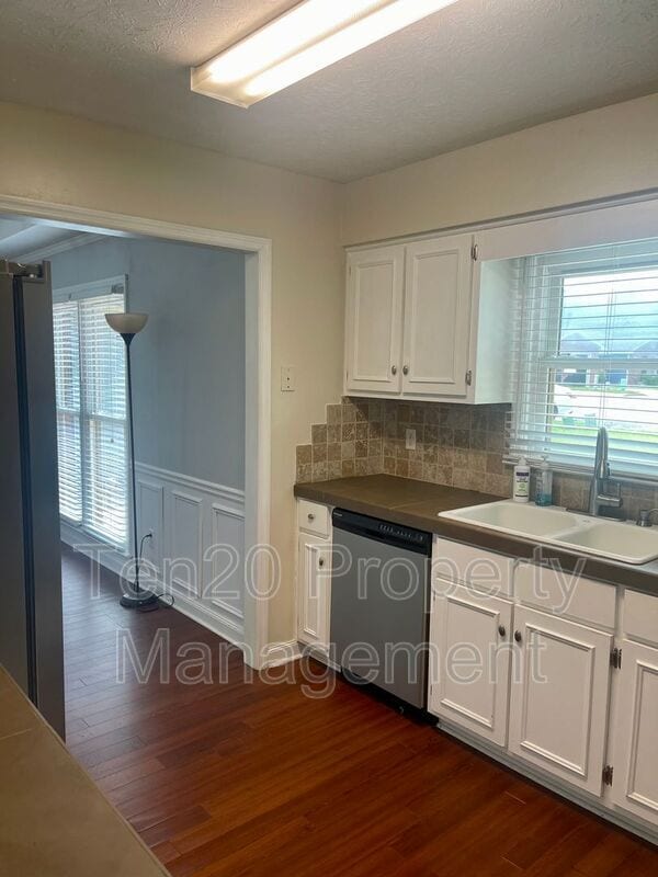 Building Photo - 2234 Birchwood Dr