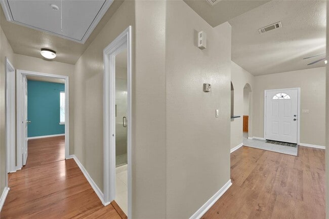 Building Photo - 244 Longview St