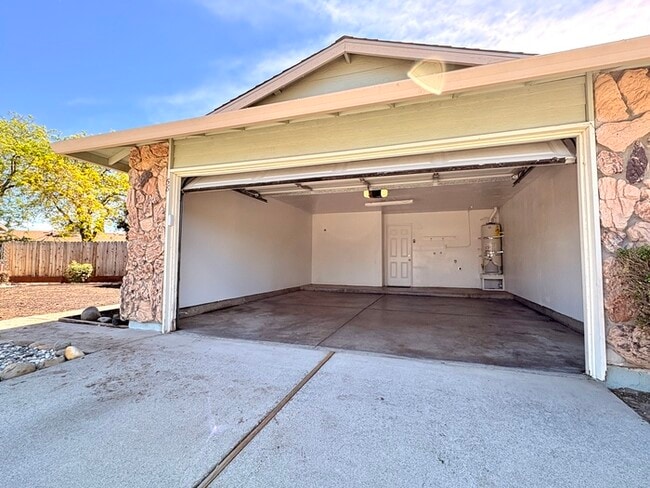 Building Photo - Beautiful 3 Bedroom, 2 full bathroom single story with HUGE backyard! For rent in Sacramento