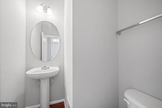 Building Photo - 103 Holmes St