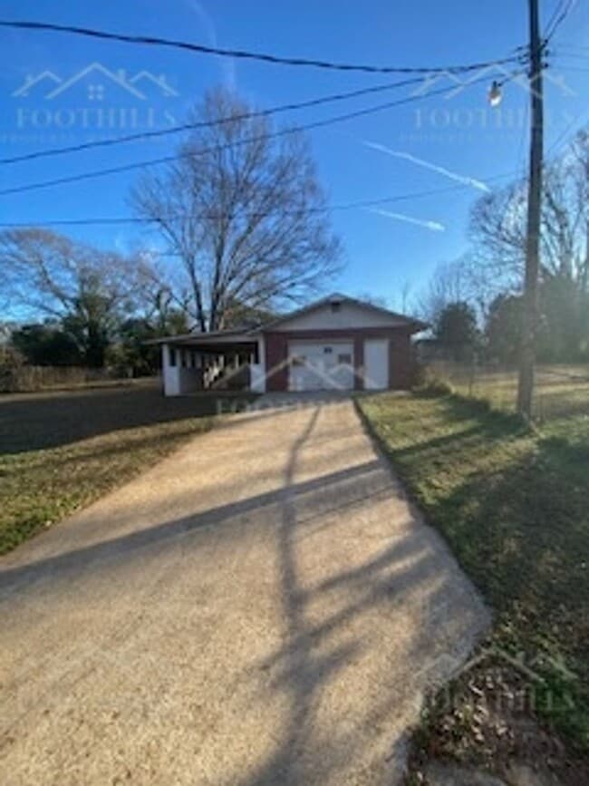 Building Photo - 1010 Belhaven Rd