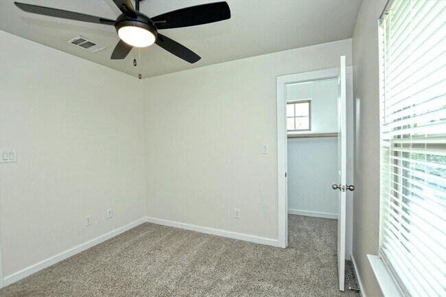 Building Photo - 10620 W Lakeview Dr
