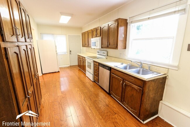 Building Photo - Great 5 bed home one block from City Park!