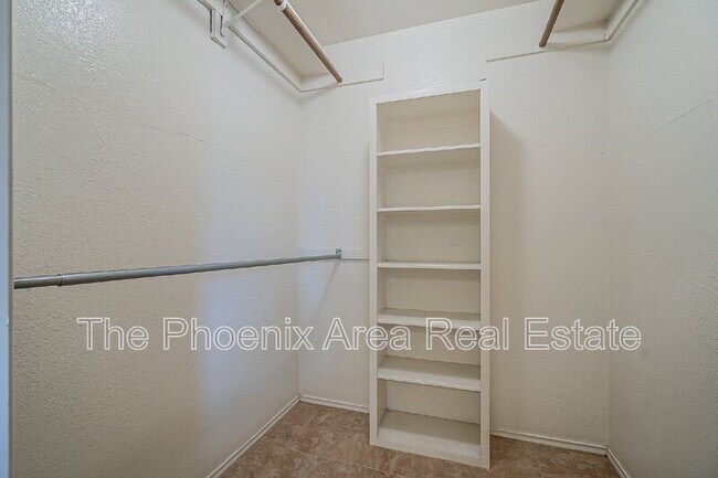 Building Photo - 2256 W Lindner Ave