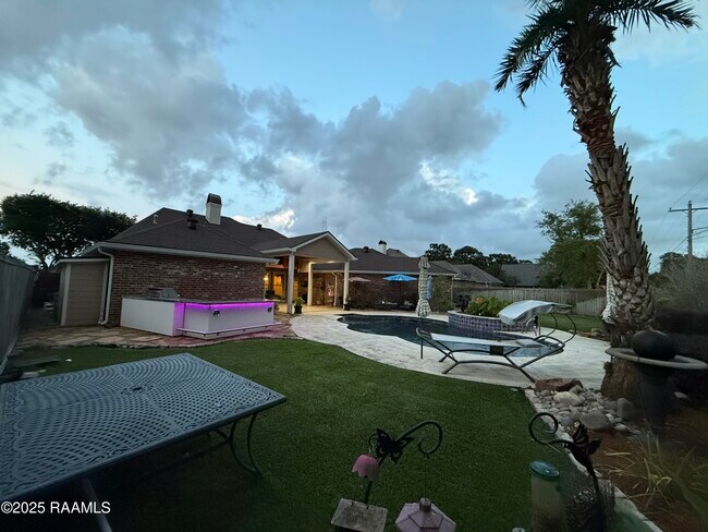 Building Photo - 102 Midland Dr