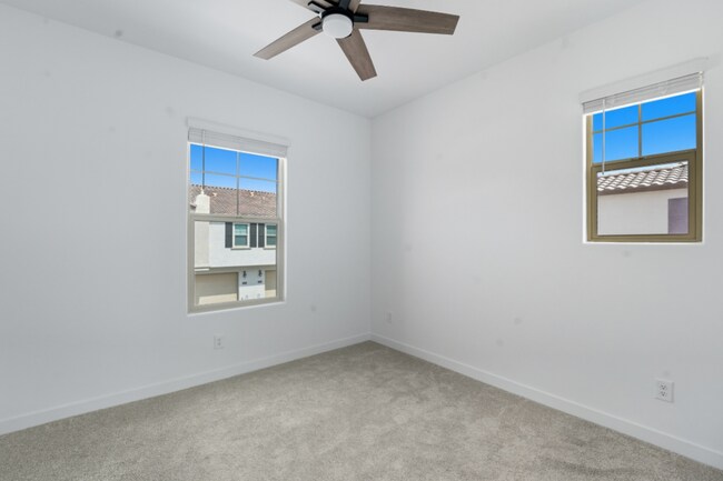 Building Photo - Like Brand New Luxurious Modern 3 Bedroom 2 Bath Townhome in Warner Meadow – Rare Rental Opportun...