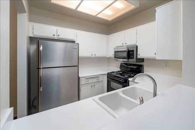 Building Photo - GREAT CONDO CLOSE TO VALENCIA MALL!