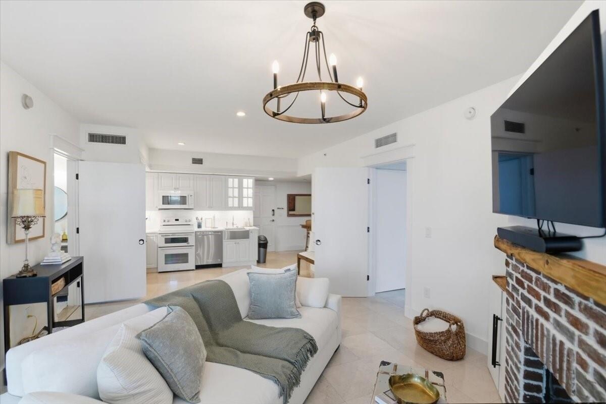 Building Photo - 350 S Miami Ave