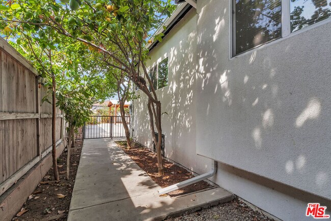 Building Photo - 261 W 43rd Pl
