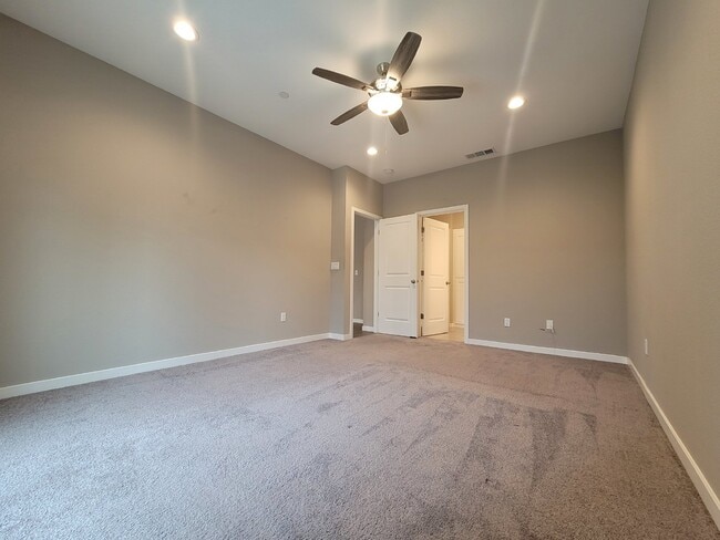 Building Photo - 1353 Molly Ave