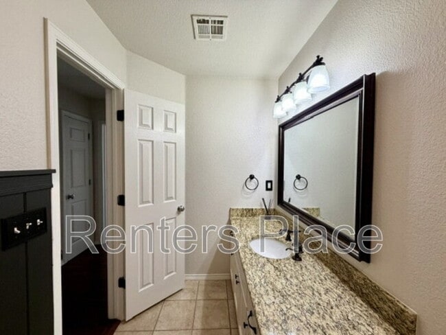 Building Photo - 3004 S Tamarack Ave