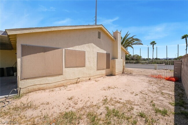 Building Photo - 2102 E Russell Rd