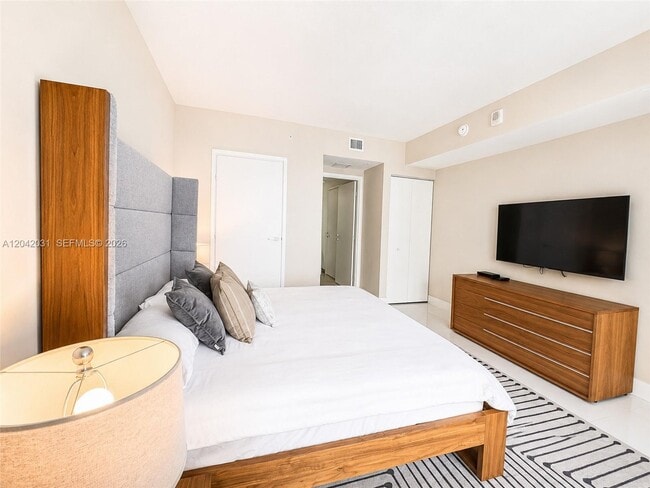 Building Photo - 1300 Brickell Bay Dr