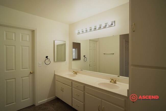 Building Photo - Beautiful 3 bedroom home in Northwest Bakersfield!!