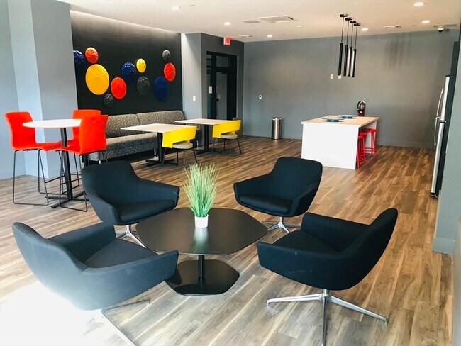 Building Photo - 466 River St