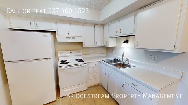 Building Photo - Nice middle level 2 Bedroom 1 bath unit in...