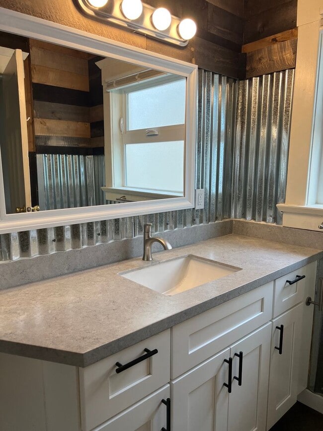 Building Photo - Great 8 Bedroom House Very Close to University of Washington