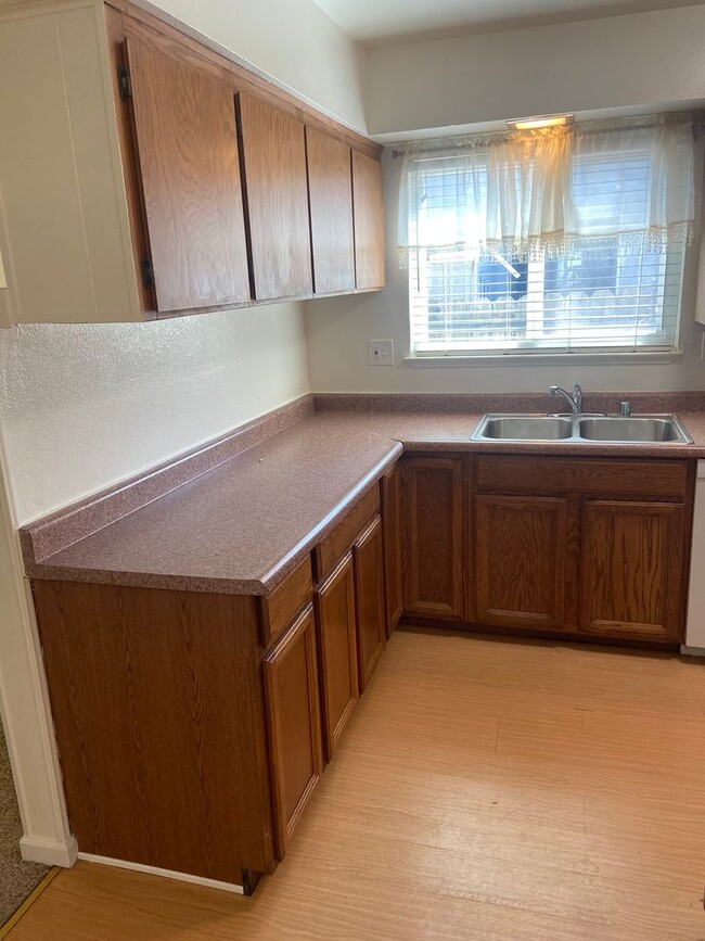 Building Photo - Single Story 3 bdrm 2 bath