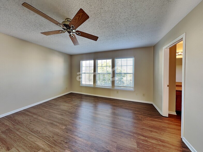 Building Photo - 5862 N Quincy Dr