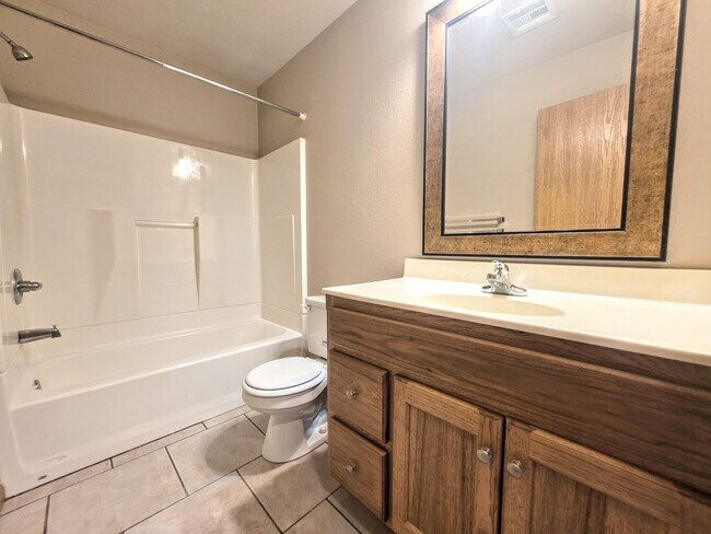 Building Photo - 606 Highland Ridge Dr