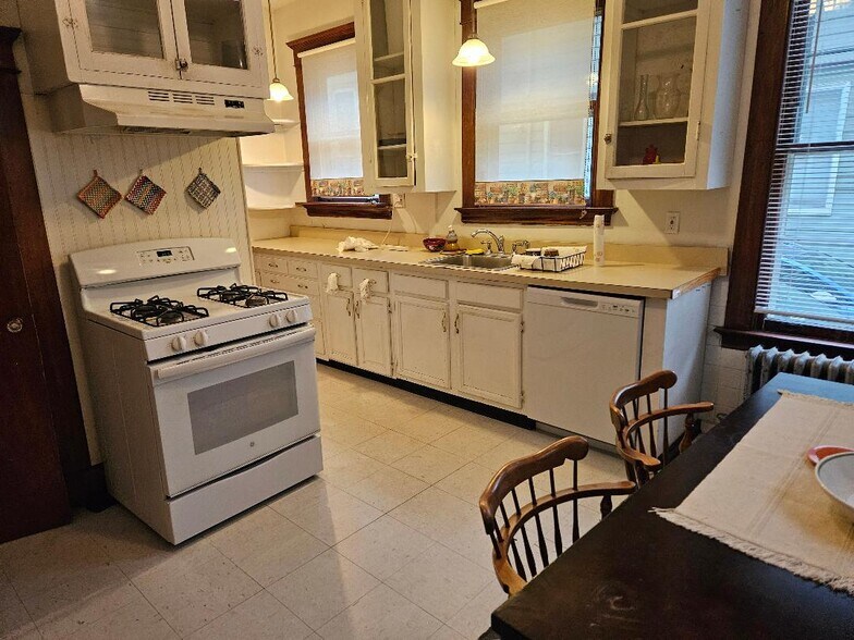 Building Photo - 733 Orange St