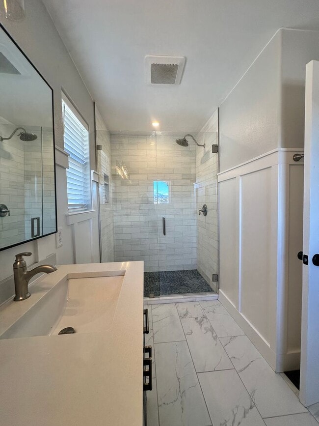 Building Photo - Spacious Multi-Generational Home with Stunning Views – 5 Bed, 3 Bath