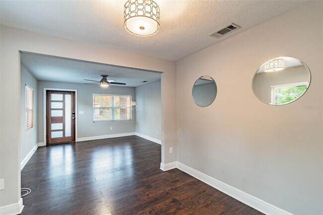 Building Photo - 3208 W Napoleon Ave