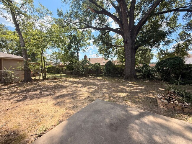 Building Photo - 810 Glencrest Ln