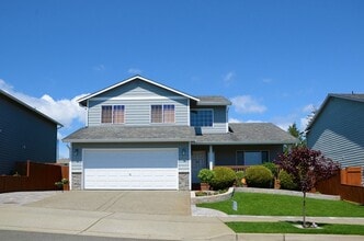 Building Photo - 3 bdrm, 2.5 Bath, 2 car Garage, Gas heat, ...
