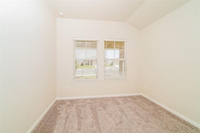 Building Photo - 1003 Round Bale Rd