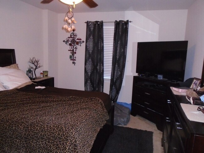 Building Photo - Great 3/3/2 in Pioneer Crossing!