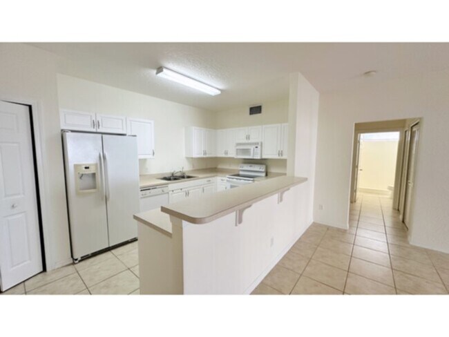 Building Photo - 2 Bedroom 2 Bath Condo! Move-In Special! Water Included!