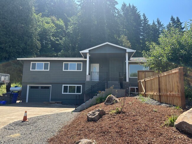Building Photo - Beautifully Refreshed Home on Several Acre...